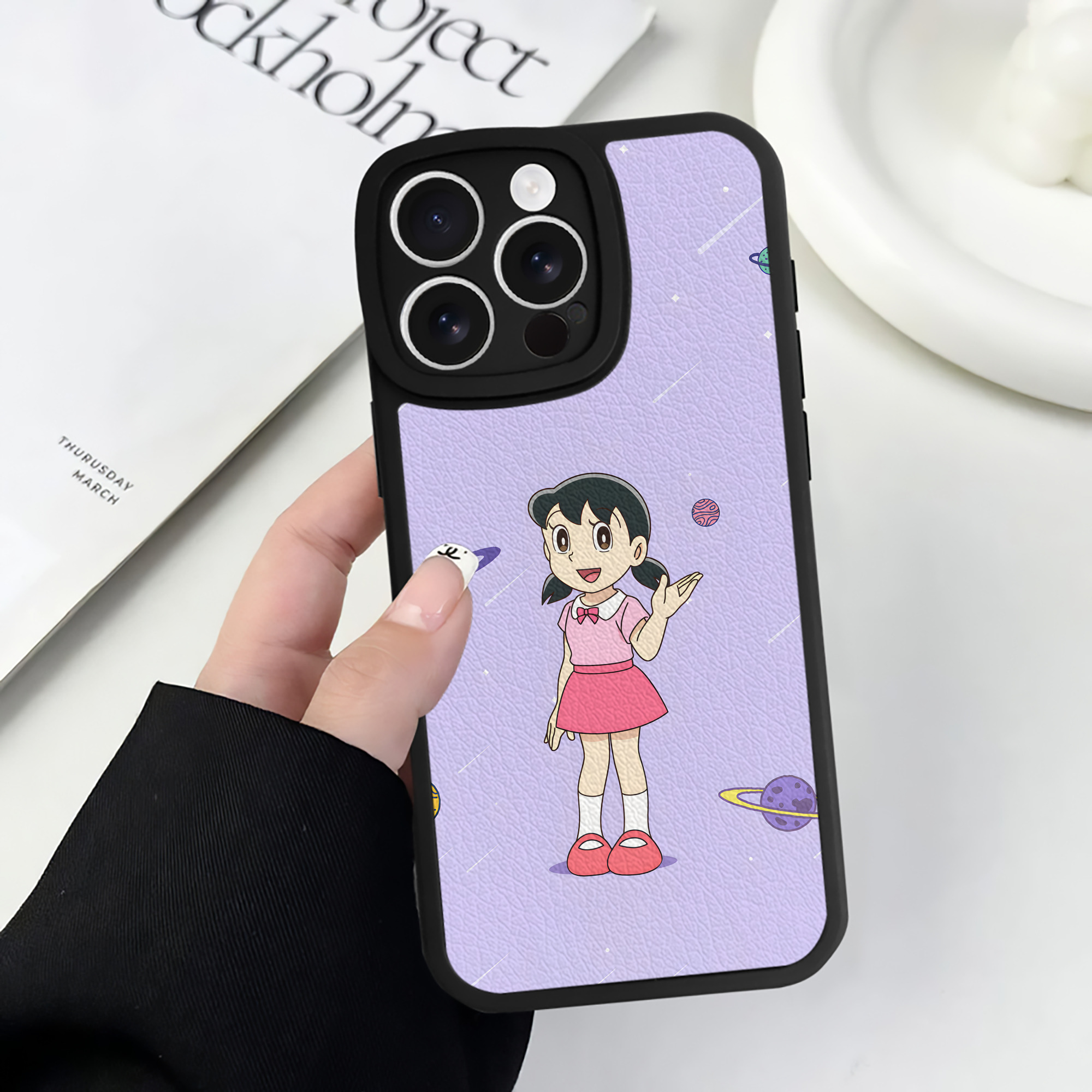 （画像用） ドラえもん Doraemon 【iPhone 16シリーズ対応】シリコンスマホケース（レザー調） 材質：シリコン
